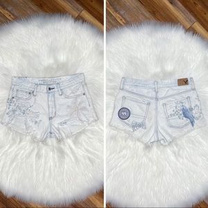 American Eagle Vintage Hi-Rise Festival Jeans Shorts Light Wash Raw Hem Size 4